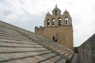 Am Dach der Wehrkirche von Saintes Maries-de-la-mer 