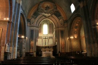 Im Innern der Kathedrale von Orange