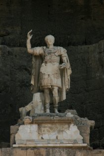 Kaiserstatue im Amphitheaters in Orange