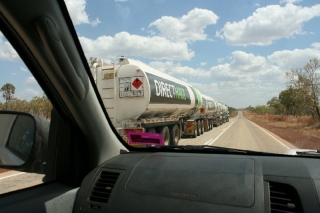 Wir überholen einen 60 Meter langen Roadtrain