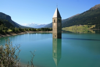 Die versunkene Kirche von Graun im Reschensee