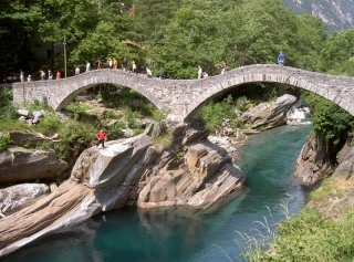 Brücke Ponte dei Salti bei Lavertezzo