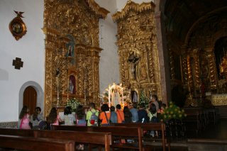 Kinder in der Kirche von São Jorge