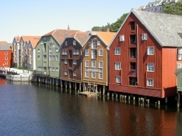 umgebaute Lagerhäuser am Kai von Trondheim