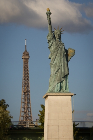 Freiheitsstatue mit Eiffelturm