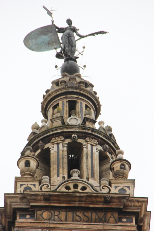 Bronzefigur auf dem Kirchturm Giralda in Sevilla
