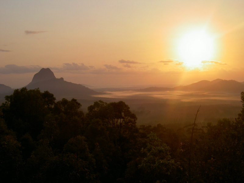 Sonnenaufgang in den Glass House Mountains