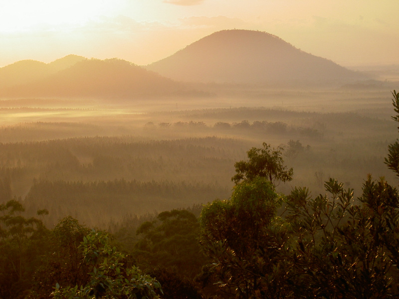 Sonnenaufgang in den Glass House Mountains