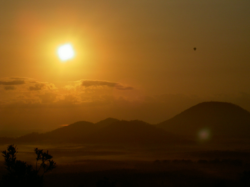 Sonnenaufgang in den Glass House Mountains