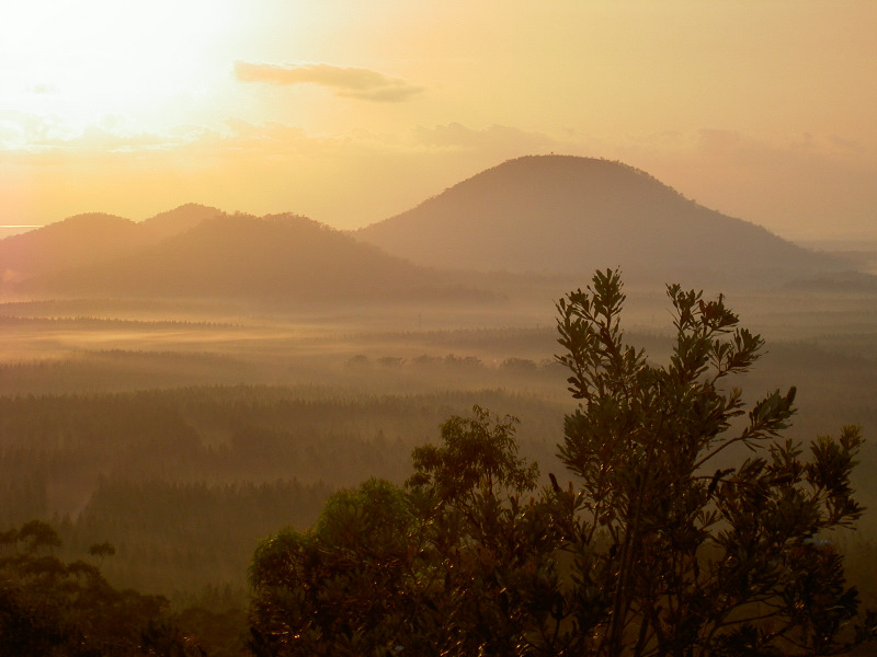Sonnenaufgang in den Glass House Mountains