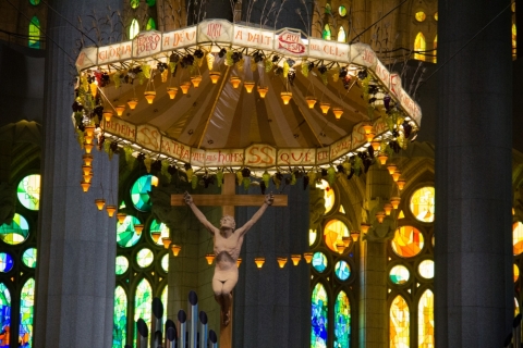 Christus-Baldachin über dem Altar in der Sagrada Família
