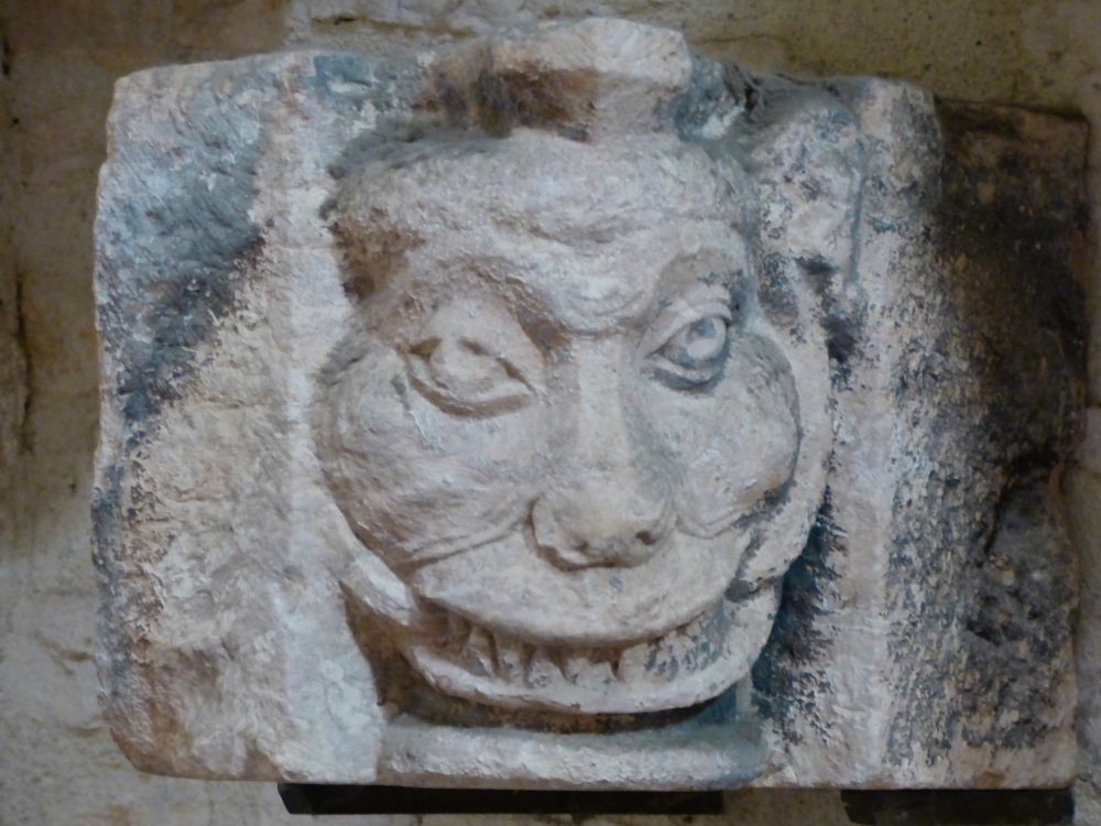 Steinrelief im Klostergarten der Abteil Tournus
