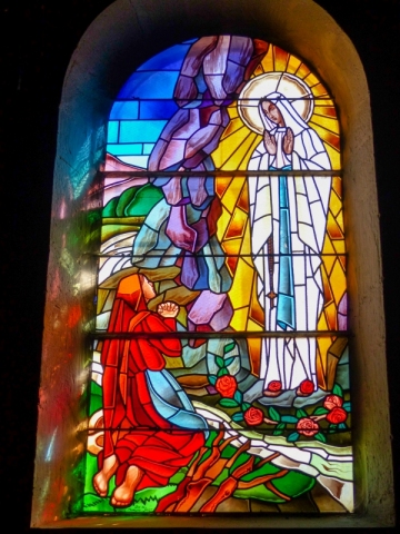Fenster in der Kirche von Verdun-sur-le-Doubs