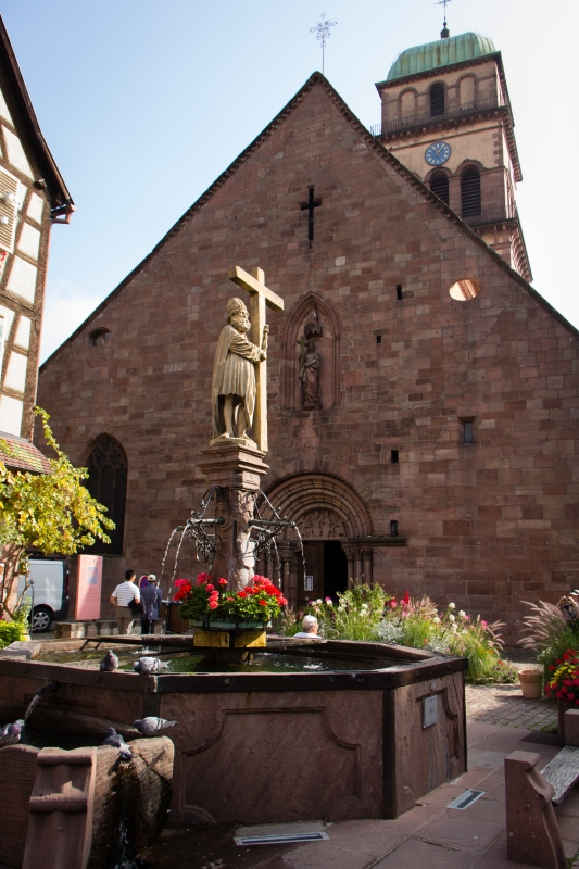 Eglise Sainte-Croix in Kaysersberg, davor der Konstantinbrunnen