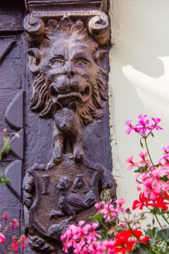 Schnitzerei im Fensterrahmen in Molsheim