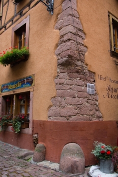 Hotel Saint Nicolas mit abgerundeten Ecken in Riquewihr