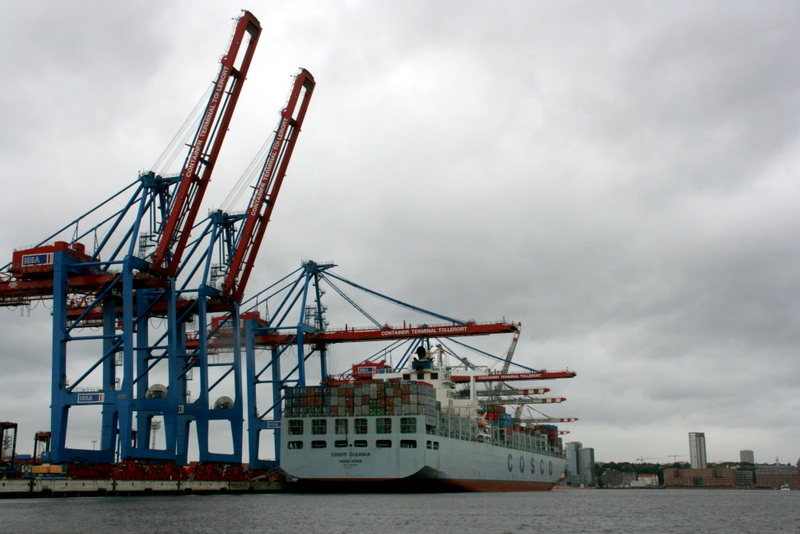 Containerschiff COSCO beim Beladen