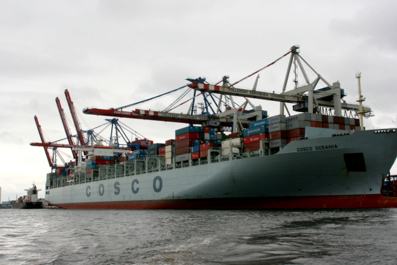 Containerschiff COSCO beim Beladen