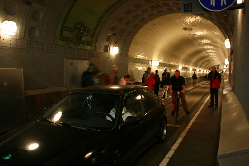 Blick durch den Elbtunnel