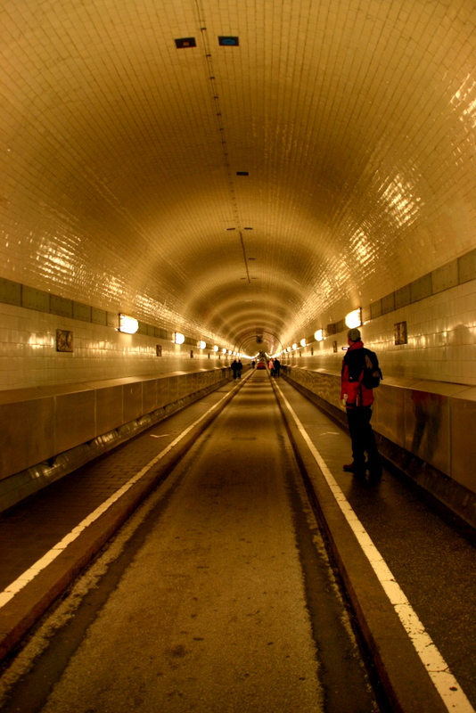 Blick durch den Elbtunnel