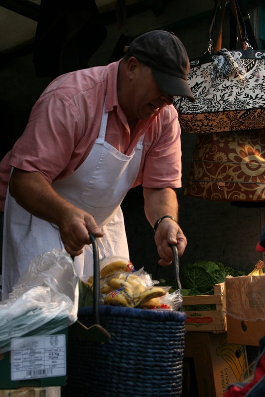 Obst- und Gemüseverkäufer am Fischmarkt