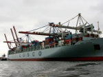 Containerschiff COSCO beim Beladen
