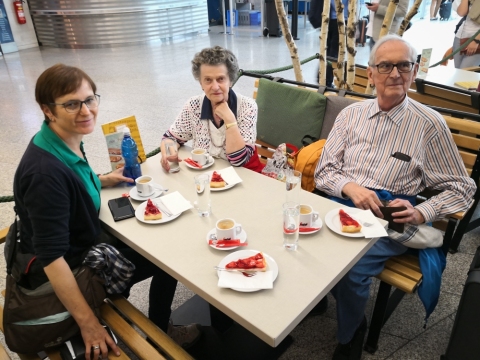 Stärkung vor dem Abflug nach Jersey am Flughafen Wien Schwechat