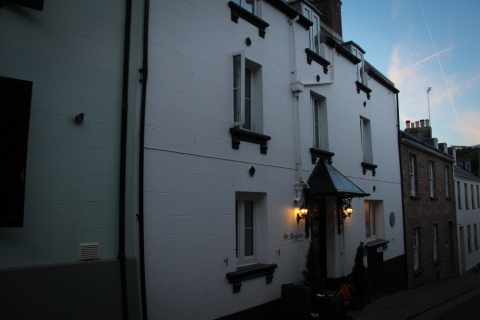 Unsere Unterkunft im Abendlicht - das St. Magloire Guesthouse in Saint Aubin