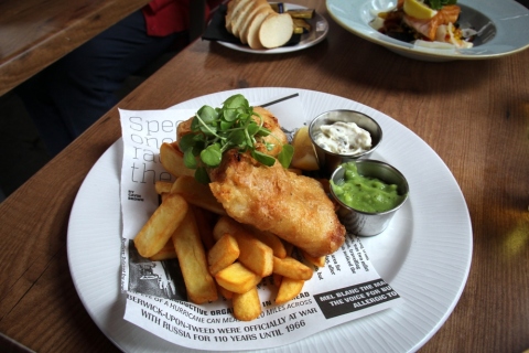 Fish & Chips im The Cock & Bottle in St. Helier