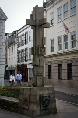 Steinskulptur La Croix de la Reine in St. Helier