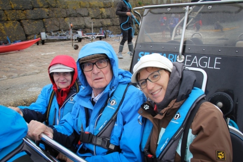 Wetterfest eingepackt im Speedboot in St. Catherine´s Bay