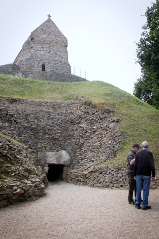 Der Berghügel von La Hougue Bie mit der Kapelle Notre Dame de la Clarté