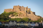 Mont Orgueil Castle über Gorey im Abendlicht