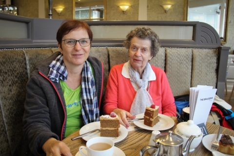Tee und Kaffeekuchen in der Brasserie Tiffin in St. Helier
