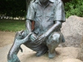 Statue von Gerald Durrell mit Lemuren 