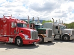 Trucks auf dem Weg in der unendlichen Weite Kanadas