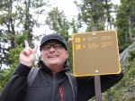 A asiatischer Depp auf der Wanderung zu den Bow Falls