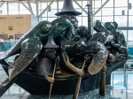 Haida Skulpturen im Flughafen von Vancouver