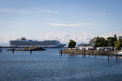Luxusliner in der West Bay