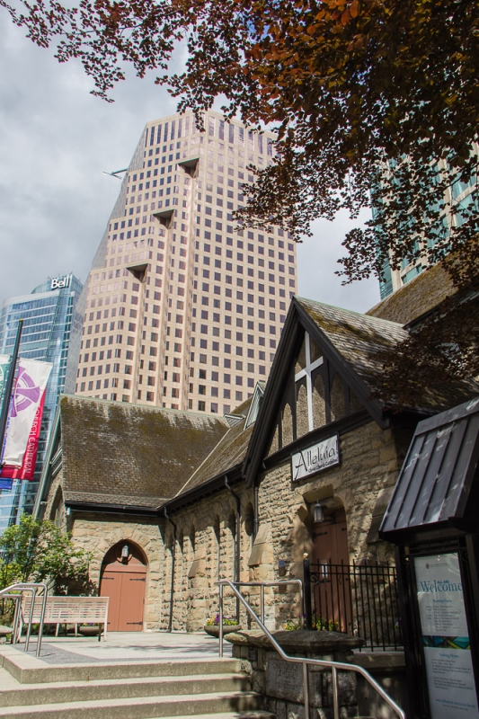 Christ Church Cathedral - umgeben von Wolkenkratzern