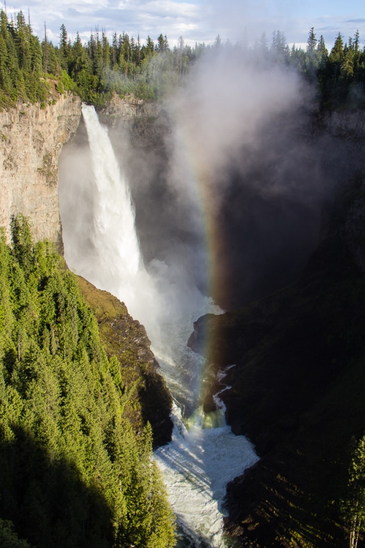 Helmcken Falls mit Regenbogen im Abendlicht