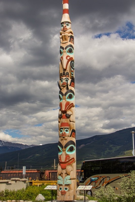 Two Brothers Totem am Bahnhof von Jasper