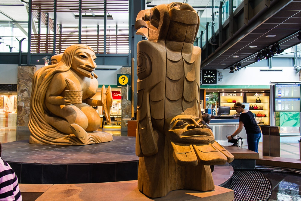 Haida Skulpturen im Flughafen von Vancouver