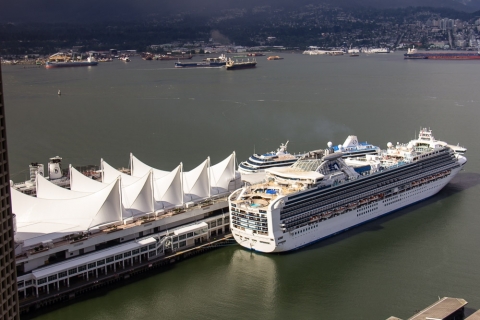 Canada Place - die Segel sind eines der Wahrzeichen von Vancouver