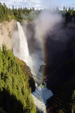 Helmcken Falls mit Regenbogen im Abendlicht