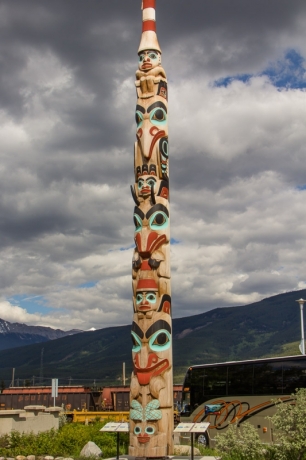 Two Brothers Totem am Bahnhof von Jasper