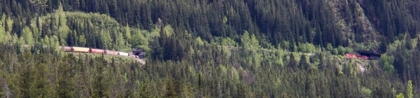 Blick auf die Upper Spiral Tunnels mit Zug