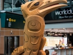Haida Skulpturen im Flughafen von Vancouver