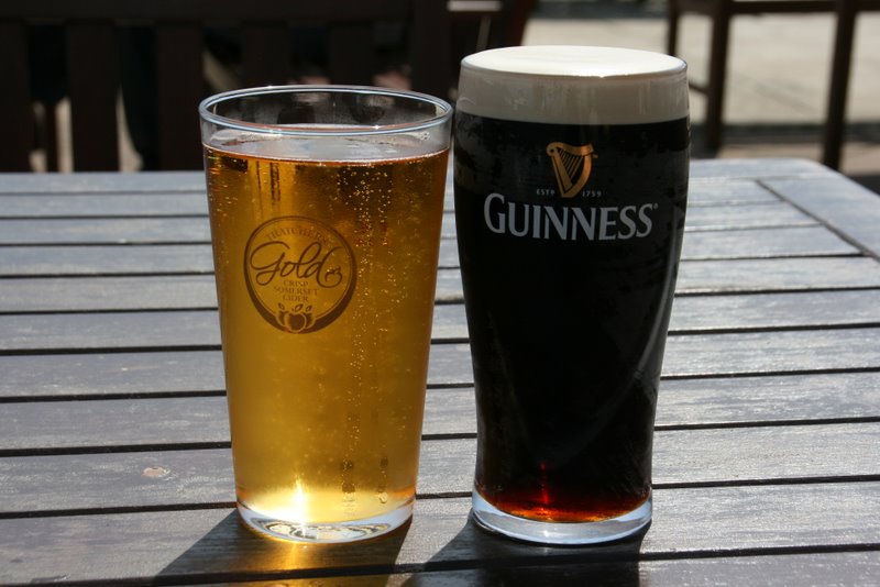 Unsere Grundnahrungsmitteln auf den Kanalinseln - Cider und Guiness