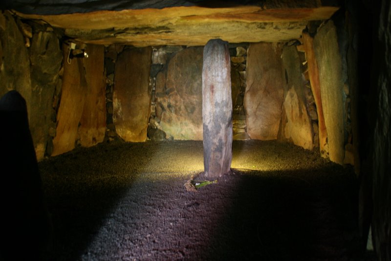 Dolmen Le Déhus in einer der interessantesten Grabkammern der Insel
